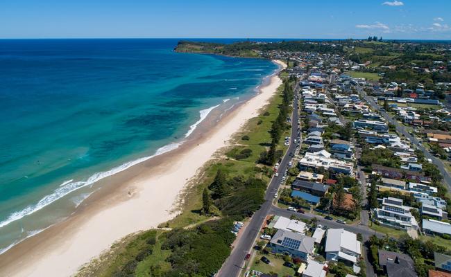 Australian beach with houses on the shoreline