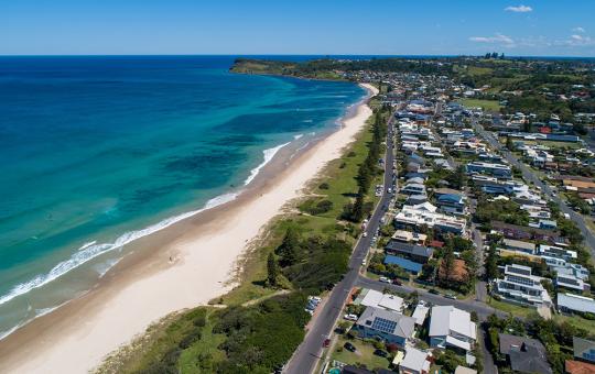 Australian beach with houses on the shoreline
